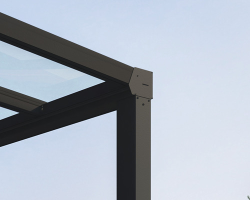 Vue détaillée d''un toit de terrasse avec toit en verre et raccord d''angle.