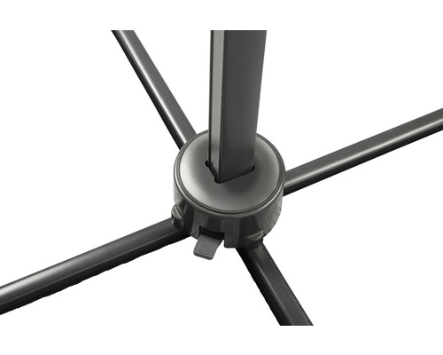Detailansicht eines Sonnenschirmständers mit Fußkreuz und Feststellschraube