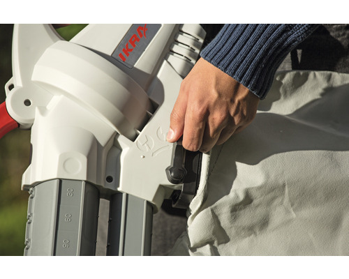 Gros plan sur une commande d''un aspirateur à feuilles avec sac de ramassage