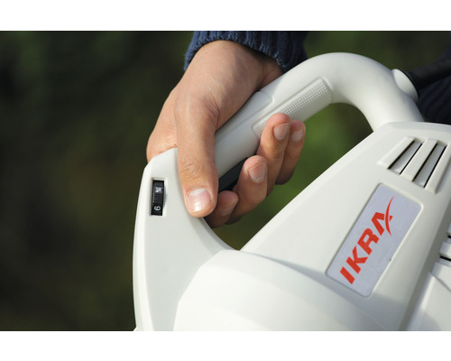 Gros plan d''une main utilisant un souffleur de feuilles Ikra et réglant le niveau de vitesse.