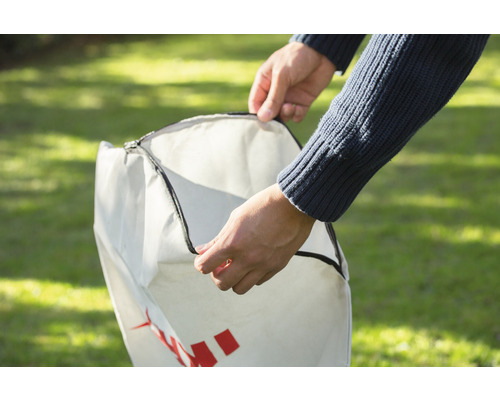 Personne ouvrant un sac de jardin