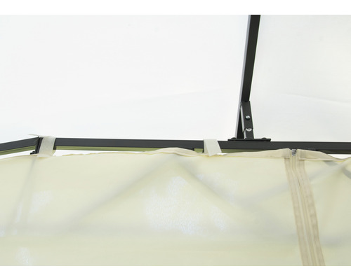 Vue détaillée d''un pavillon avec armature métallique et rideau avec fermeture éclair