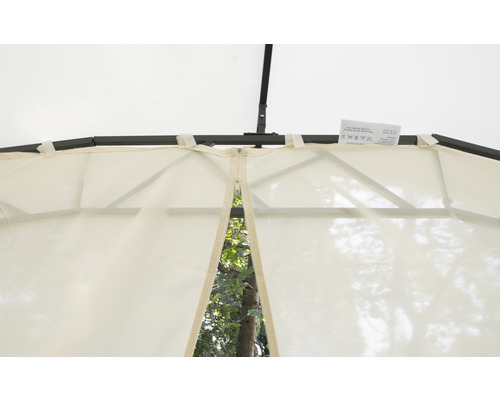 Vue détaillée d''un pavillon avec rideaux et fermeture éclair