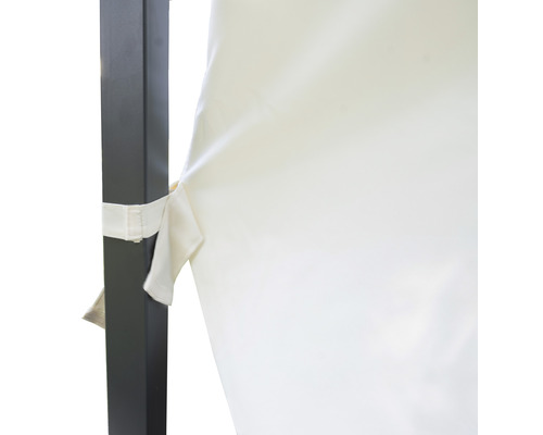 Vue détaillée d''un pavillon avec rideau en tissu et bande de fixation