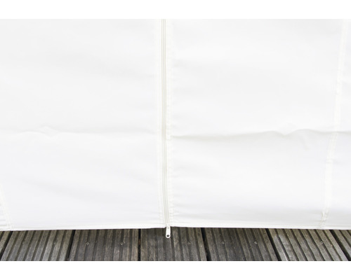 Vue détaillée d''une paroi de tente avec fermeture éclair et plancher en bois