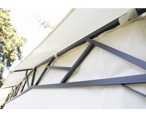 Vue détaillée d''un pavillon avec armature métallique et toit en tissu