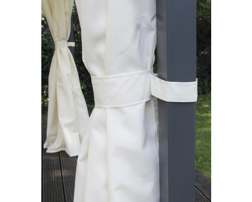 Détail d''un pavillon avec rideaux