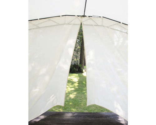 Vue depuis un pavillon avec des rideaux clairs ouverts sur le jardin