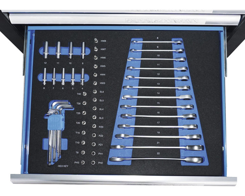 Offene Schublade mit Steckschlüsselsatz, Schraubenschlüsseln und Inbusschlüsseln