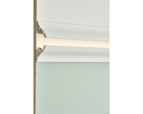 Moulure décorative éclairée au mur