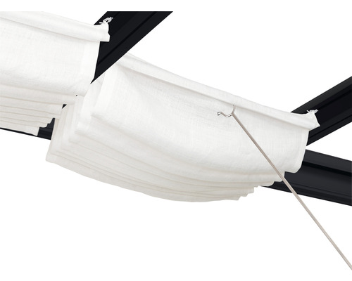 Detailansicht einer weißen Pergola Markise mit Bediengestänge