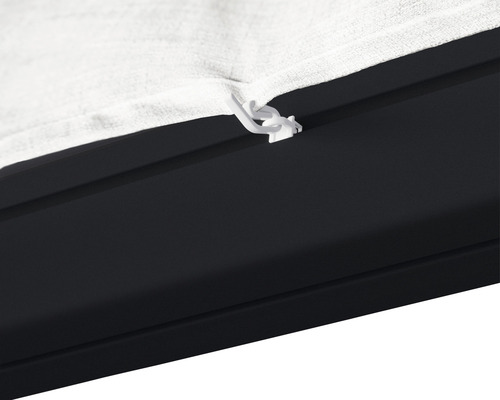 Detailaufnahme einer Markisenbefestigung mit Tuch und Clip