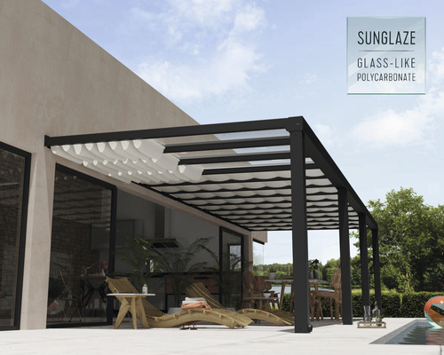 Terrassenüberdachung mit verschiebbarem Sonnenschutz und Gartenmöbeln