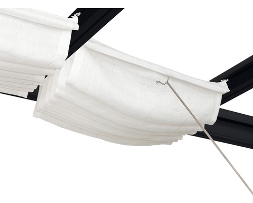 Gardinenstoff an einer Schiene mit Bediengestänge