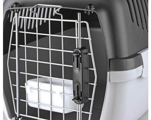Detailansicht einer Transportbox für Haustiere mit Metallgittertür und schwarzem Verschluss
