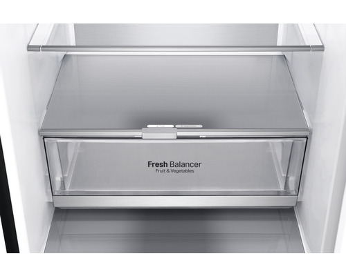 Intérieur d''un réfrigérateur avec tiroir à fruits et légumes