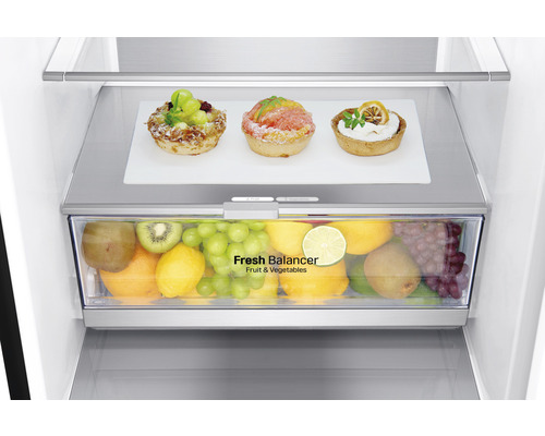 Intérieur du réfrigérateur avec fruits, légumes et pâtisseries