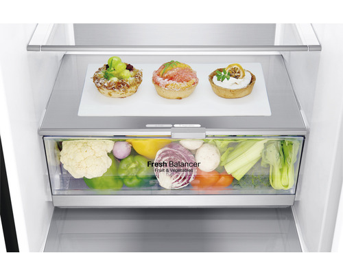 Intérieur de réfrigérateur avec bac à légumes et diverses tartelettes