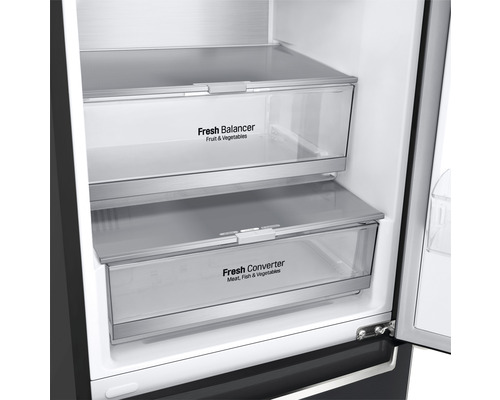 Intérieur d''un réfrigérateur avec compartiments fraîcheur pour fruits, légumes, viande et poisson