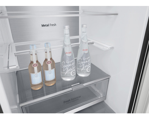 Intérieur d''un réfrigérateur avec des bouteilles de boissons sur une étagère