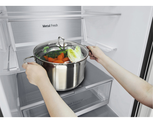 Casserole de légumes dans le réfrigérateur