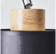 Détail d''une lampe de table avec pied en bois et abat-jour