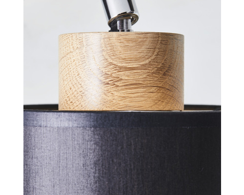 Détail d''une lampe de table avec pied en bois et abat-jour