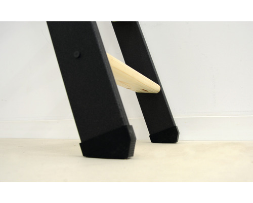 Vue détaillée d''une échelle avec pieds en plastique et un barreau en bois