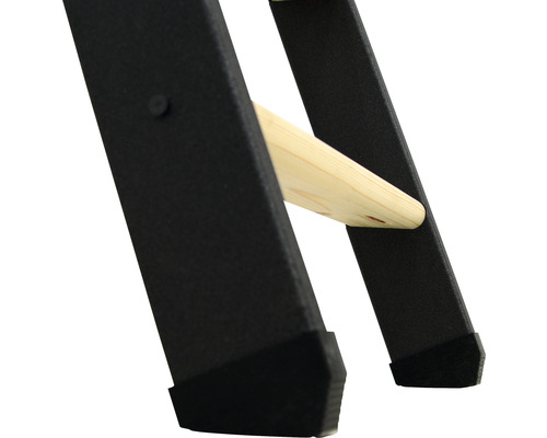 Detailansicht einer Leiter mit Sprosse aus Holz und Fußkappen