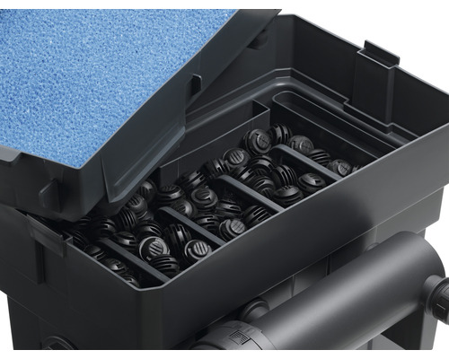 Nahaufnahme eines Teichfilters mit Filtermedien und Filterschwamm