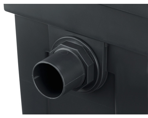 Detailaufnahme eines Teichfilterauslasses aus Kunststoff