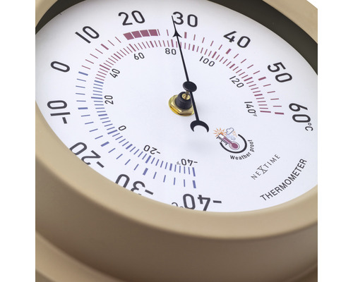 Gros plan d''un thermomètre extérieur rond avec indication des degrés