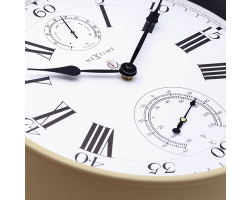 Detailansicht einer Wanduhr mit Thermometer und Hygrometer