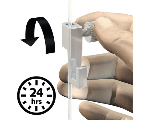 Nahaufnahme einer Hand, die einen Bildaufhänger an einem transparenten Seil befestigt, mit einem Pfeil und einem 24-Stunden-Symbol.