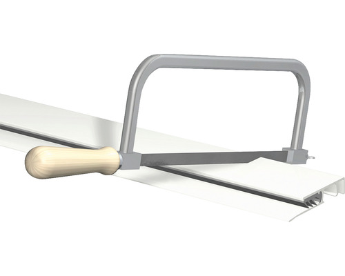 Gros plan d''une scie à main en train de scier un profilé