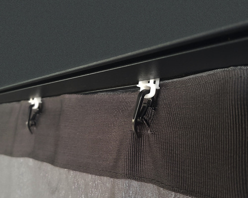 Detailansicht einer Gardinenaufhängung mit Gleitern in einer Schiene