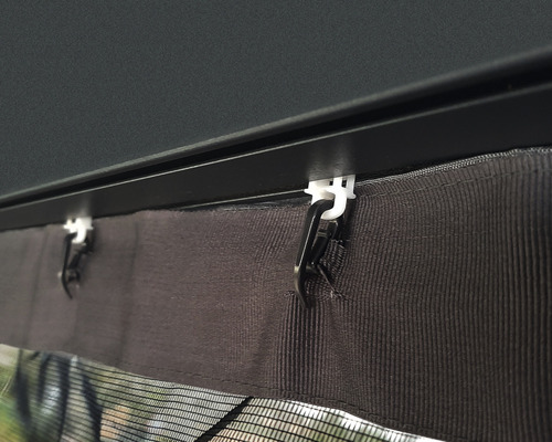 Detailaufnahme einer Pavillon-Befestigung mit Haken