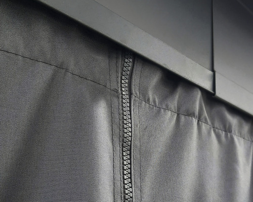 Detailaufnahme einer Pavillonseitenwand mit Reißverschluss