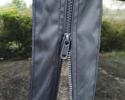 Detailaufnahme eines Reißverschlusses an einem Moskitonetz