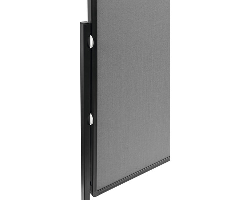 Detailansicht einer Trennwand mit Stoffbezug und schwarzem Rahmen.