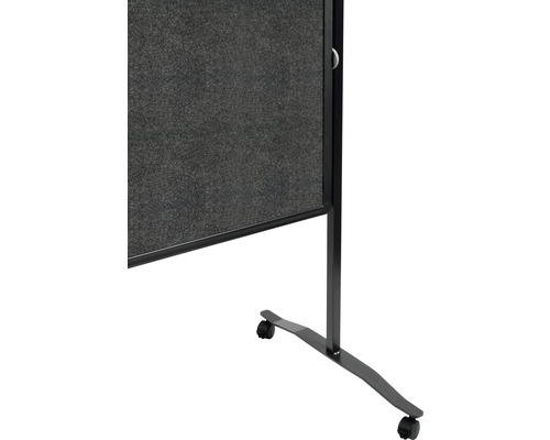 Mobile Stellwand mit Filzoberfläche und Rollen