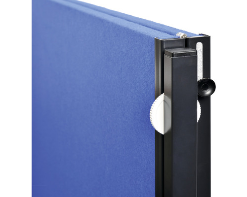 Vue détaillée d''une cloison de séparation bleue avec cadre noir et dispositifs de réglage