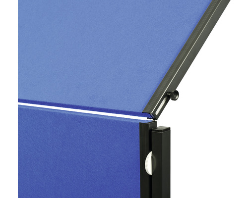 Vue détaillée d''une table de ping-pong avec mécanisme de réglage