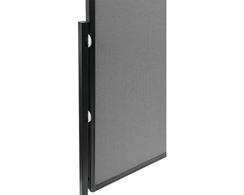 Detailansicht einer Trennwand mit Textiloberfläche und Rahmen