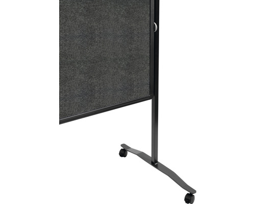 Mobile Stellwand mit grauem Filzbezug und Rollen