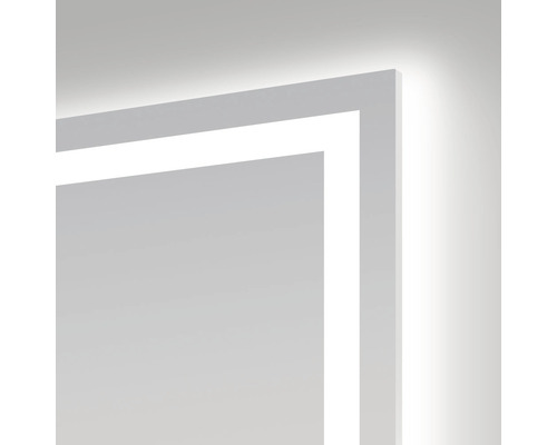 Detailansicht eines beleuchteten Spiegels