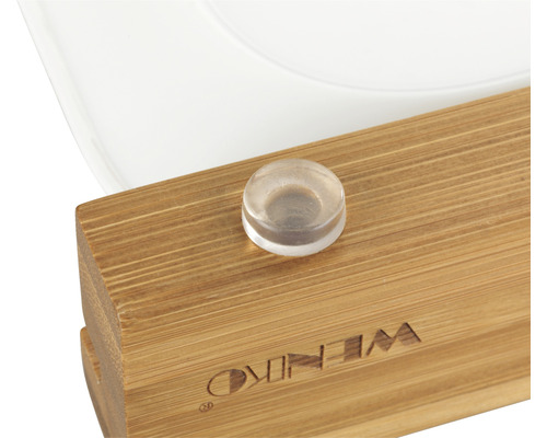 Detailansicht einer Bambusablage mit Wenko Logo und einem transparenten Silikonstopper