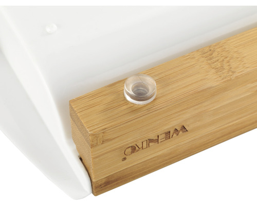 Detailansicht einer weißen Badewannenablage mit Bambusleiste und Wenko Logo