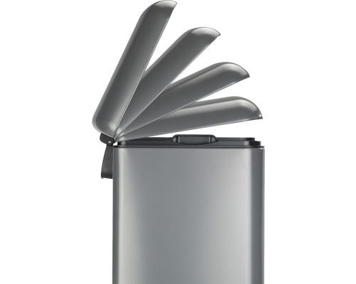 Mülleimer mit Schwingdeckel in verschiedenen Öffnungspositionen