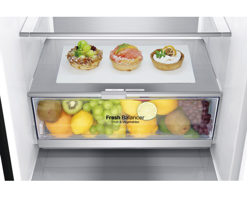 Innenansicht eines Kühlschranks mit Obst, Gemüse und Törtchen